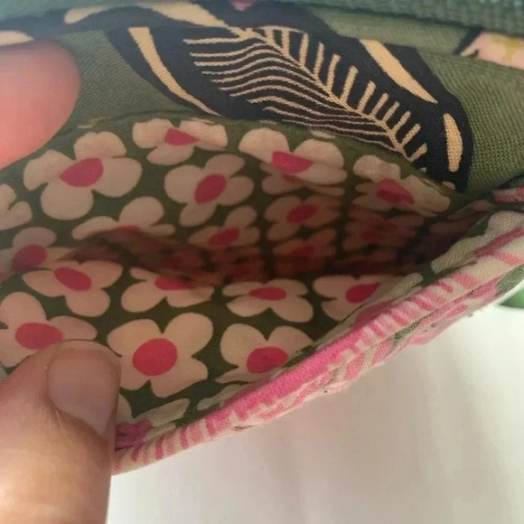 Vera Bradley Signature Printmini
Hipster Petal Paisley Retired Pattern - Picture 6 of 8